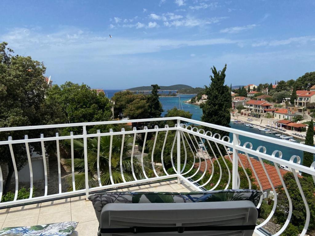 Apartment In Maslinica 70M From The Sea 外观 照片