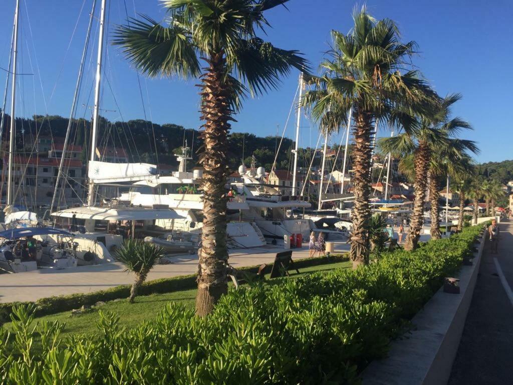 Apartment In Maslinica 70M From The Sea 外观 照片
