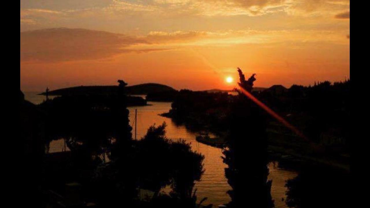 Apartment In Maslinica 70M From The Sea 外观 照片
