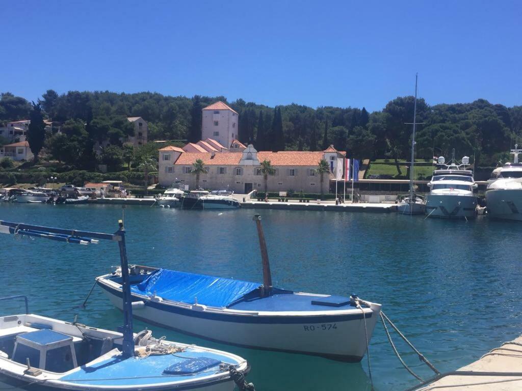 Apartment In Maslinica 70M From The Sea 外观 照片