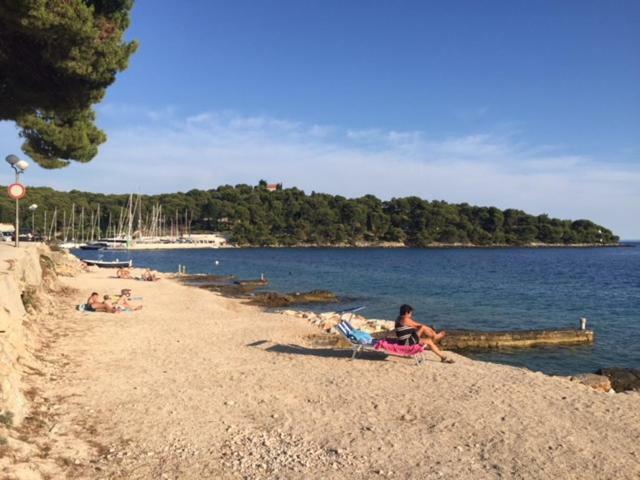 Apartment In Maslinica 70M From The Sea 外观 照片