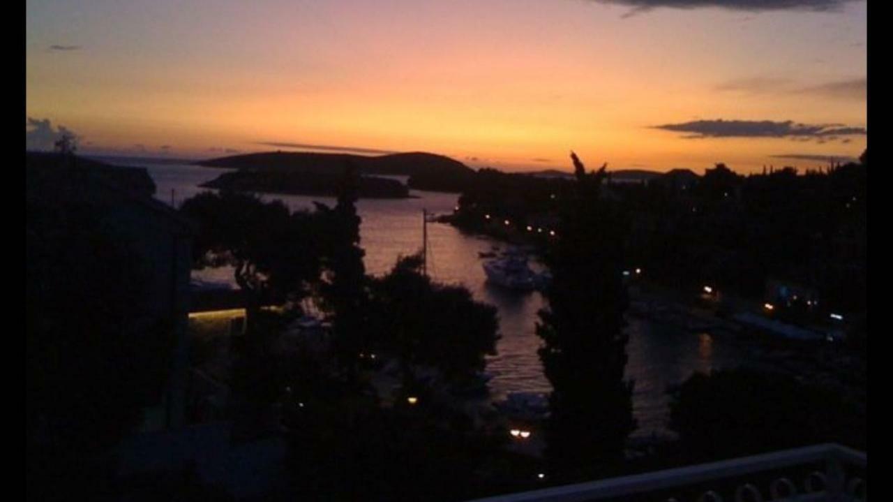 Apartment In Maslinica 70M From The Sea 外观 照片