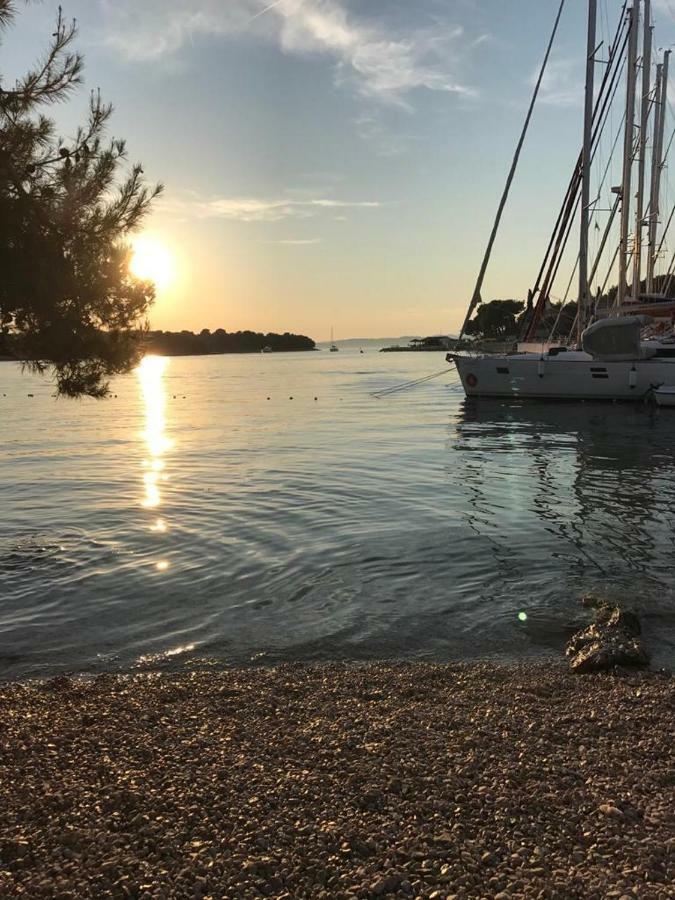 Apartment In Maslinica 70M From The Sea 外观 照片