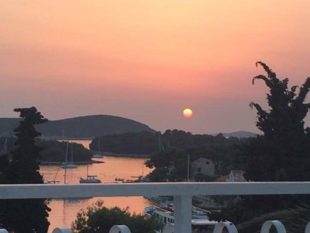 Apartment In Maslinica 70M From The Sea 外观 照片